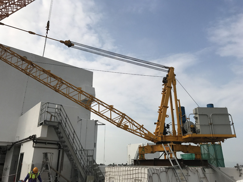 新威屋面吊在施工现场